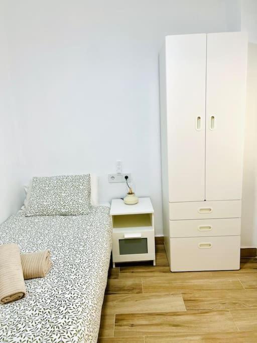 New Spacious And Cozy Apartment - Малага Екстериор снимка