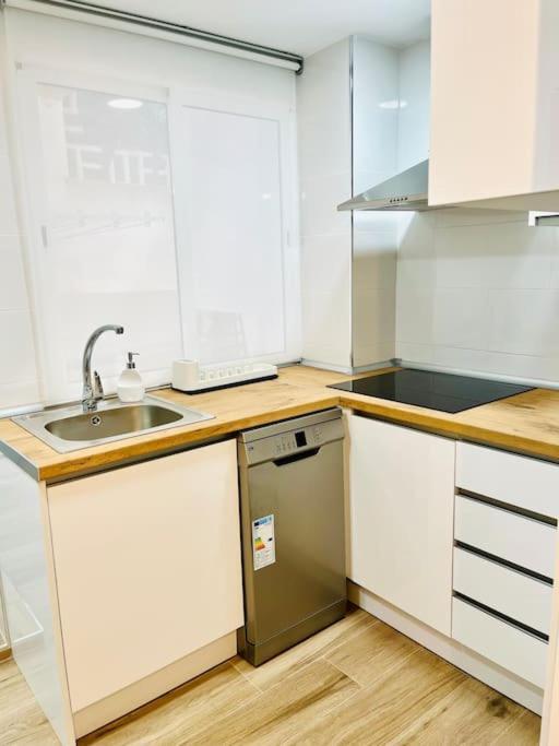 New Spacious And Cozy Apartment - Малага Екстериор снимка
