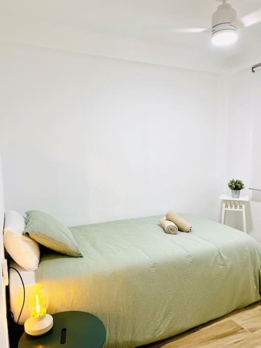 New Spacious And Cozy Apartment - Малага Екстериор снимка