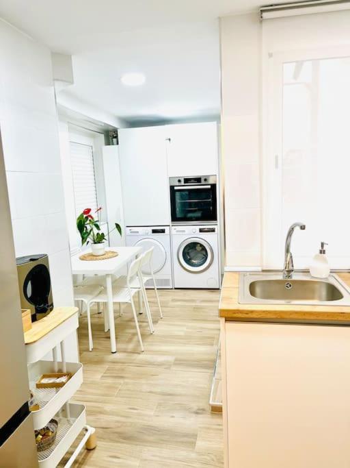 New Spacious And Cozy Apartment - Малага Екстериор снимка