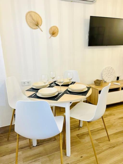 New Spacious And Cozy Apartment - Малага Екстериор снимка